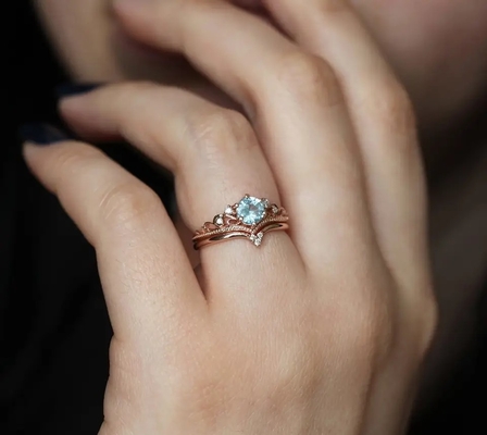 敏感なS925ローズの金は自然な丸型のアクアマリン リング女性の宝石類をめっきした