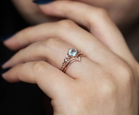 敏感なS925ローズの金は自然な丸型のアクアマリン リング女性の宝石類をめっきした