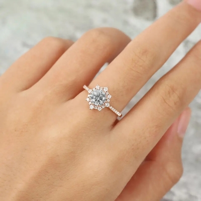 925銀製型のローズの金のハローの灰色のMoissaniteリング1ct Moissanite記念日リング結婚指輪