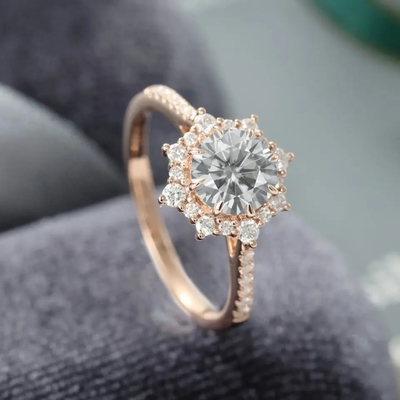 925銀製型のローズの金のハローの灰色のMoissaniteリング1ct Moissanite記念日リング結婚指輪