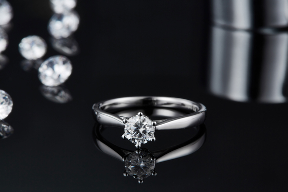 最小主義の結婚の宝石類9K銀製リング白いMoissanite CZをラウンド カット
