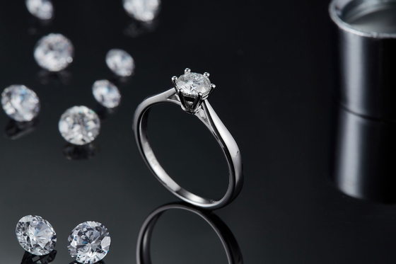 最小主義の結婚の宝石類9K銀製リング白いMoissanite CZをラウンド カット