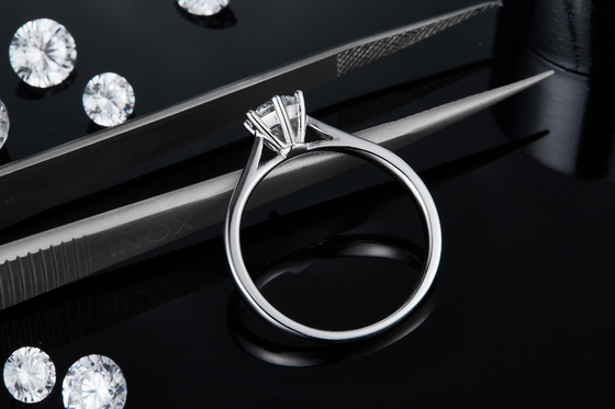 最小主義の結婚の宝石類9K銀製リング白いMoissanite CZをラウンド カット