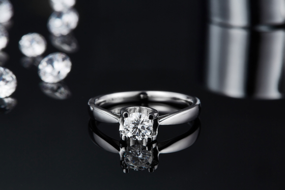 正方形の白いMoissanite 9K銀製リングCZの最小主義の結婚の宝石類