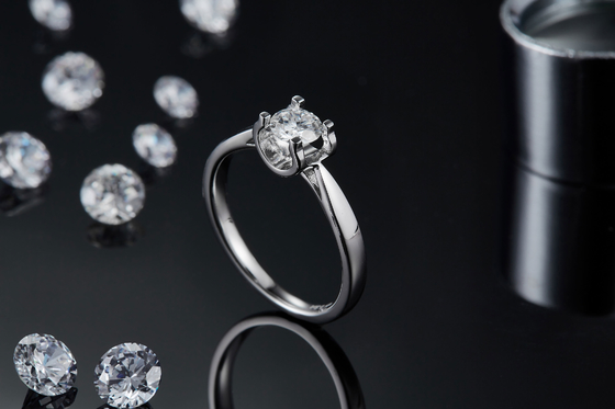 正方形の白いMoissanite 9K銀製リングCZの最小主義の結婚の宝石類