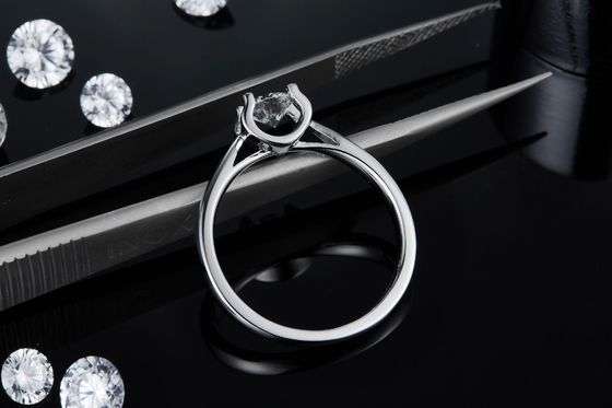 正方形の白いMoissanite 9K銀製リングCZの最小主義の結婚の宝石類