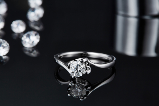 RD 4MM台形白いMoissanite 9Kの銀製リングCZの最小主義の結婚の宝石類