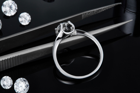 RD 4MM台形白いMoissanite 9Kの銀製リングCZの最小主義の結婚の宝石類