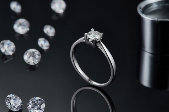 独特なS925東西の配置のエメラルドは現代Moissaniteの結婚式の婚約指輪を切った