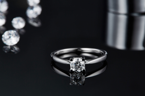 独特なS925東西の配置のエメラルドは現代Moissaniteの結婚式の婚約指輪を切った