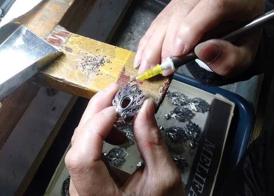 Engagement ODMのためのNatural Diamondの0.05ct 5pcs 9K Gold Ring 2MM