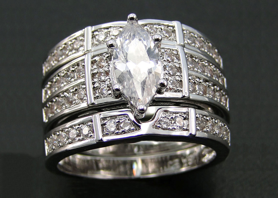 10K 14K Gold Engagement結婚指輪、0.68ct 56pcs Naturalダイヤモンド指輪ODM