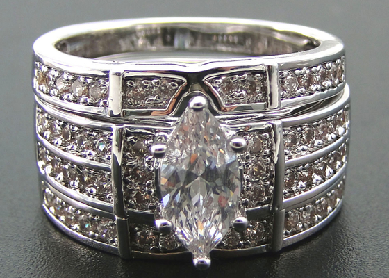 10K 14K Gold Engagement結婚指輪、0.68ct 56pcs Naturalダイヤモンド指輪ODM