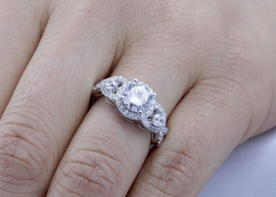 OEM ODM Natural Diamond Wedding Rings、Halo Style Promise Rings 6.5mm Dimension