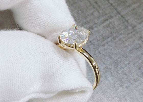 1.5ct Oval Cut Lab Grown Moissanite Ring 14K Gold Material 0.7×0.9cmのサイズ