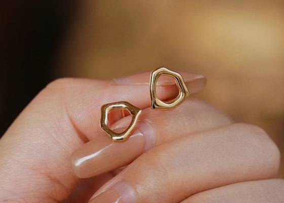 Anniversaryのための不規則なCircle 9k Gold Earrings 8mm Dimension