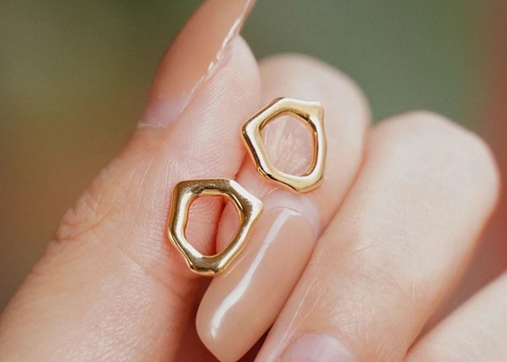 Anniversaryのための不規則なCircle 9k Gold Earrings 8mm Dimension