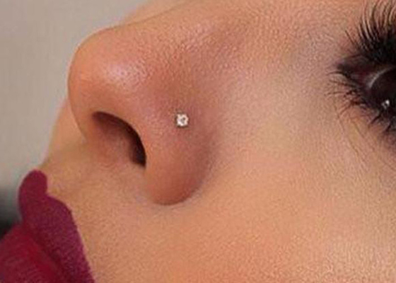 可憐な18K Gold Nose Piercing L Shaped 0.6mm Thickness Hypoallergenic