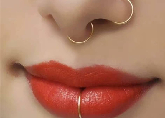 L字型18k Gold Nose Ring、終わり1.5-2.0mmのサイズのNose Ring With Ball