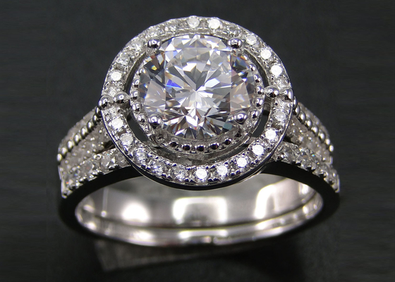 1.25 Engagement Prong Setting TypeのためのCt Round Halo Wedding Ring Sets OEM