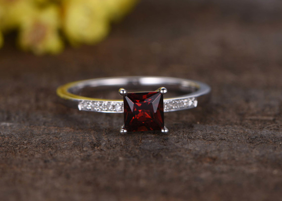 タイプを置くCut Garnet Diamond王女の婚約指輪の熊手
