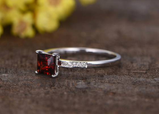 タイプを置くCut Garnet Diamond王女の婚約指輪の熊手
