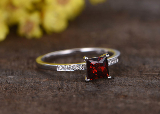 タイプを置くCut Garnet Diamond王女の婚約指輪の熊手