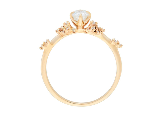 方法Emerald Cut Diamond Ring、Claw Set Engagement Ring With 6×8mm Stone