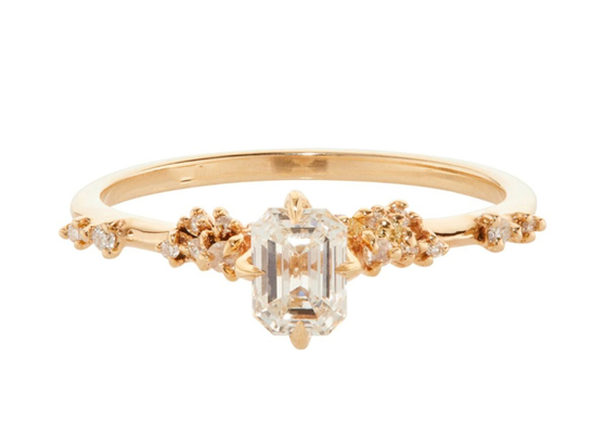 方法Emerald Cut Diamond Ring、Claw Set Engagement Ring With 6×8mm Stone