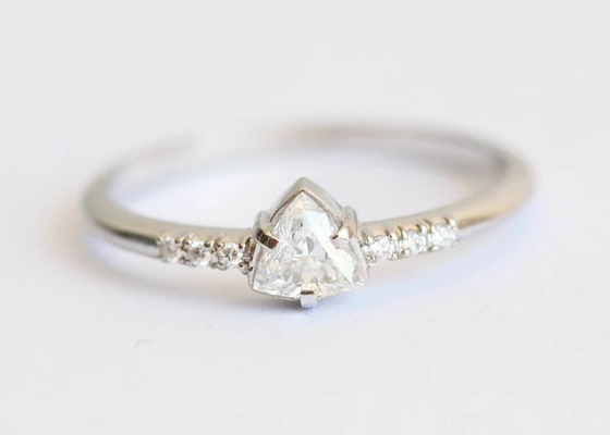 4×4mm Triangle Stone ODMとのReal Diamond Jewellery Ringを作りなさい