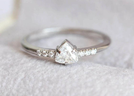 4×4mm Triangle Stone ODMとのReal Diamond Jewellery Ringを作りなさい