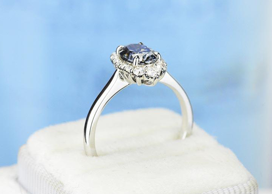 3カラットのOval Lab Grown Moissanite Ring Dark Grey色8×10MMのサイズ
