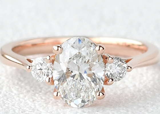 10K Gold Lab Grown Moissanite Ring White Oval Cut 2.1ct Weight 7×9mmの形