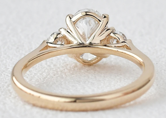 10K Gold Lab Grown Moissanite Ring White Oval Cut 2.1ct Weight 7×9mmの形