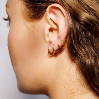 0.06ct Diamond Huggie Hoop Earrings 8mm 7mm 6mmのサイズ1.3-1.5g Weight
