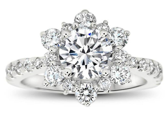 雪片のInspired 9K Silver Ring With Lab Diamond RD6.5MM Size 1.0ctの重量