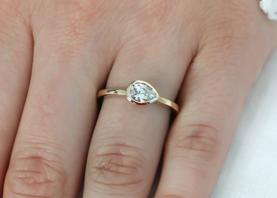 0.77ct Yellow Gold Wedding RingのLadyのためのODMの斜面Set Engagement Ring