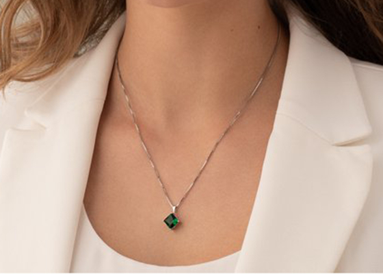 2.2ct Natural Emerald Pendant Necklace Princess Cut 7×7mmのサイズ