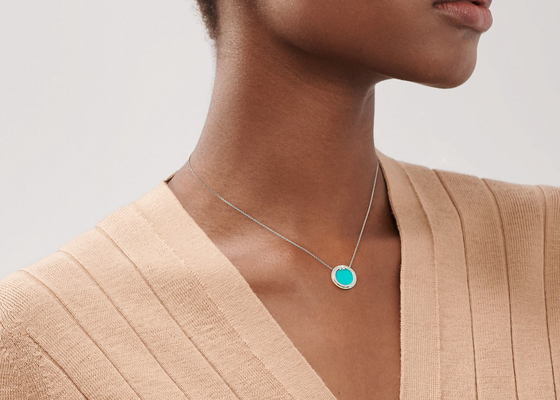 16-18inch Chainの18k White Gold Diamond And Turquoise Circle Pendant