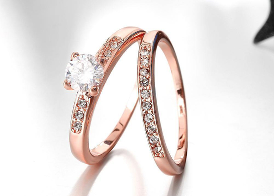 0.44CT 5mm StoneのOEMローズGold Engagement And Wedding Ring Set