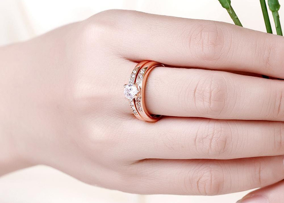 0.44CT 5mm StoneのOEMローズGold Engagement And Wedding Ring Set